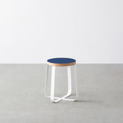 KanademonoのリノリウムMidnight_blue Round座面とホワイトのCross Plate脚を合わせたシンプルモダンなスツール