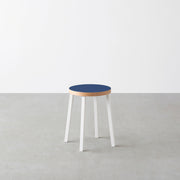 KanademonoのリノリウムMidnight_blue Round座面とホワイトのSlant Bar脚を合わせたシンプルモダンなスツール