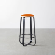 KanademonoのリノリウムOrange_blast Round座面とブラックのCross_Plate脚を合わせたシンプルモダンなHighスツール