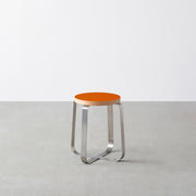 KanademonoのリノリウムOrange_blast Round座面とステンレスのCross_Plate脚を合わせたシンプルモダンなスツール