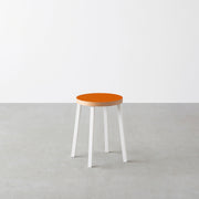 KanademonoのリノリウムOrange_blast Round座面とホワイトのSlant Bar脚を合わせたシンプルモダンなスツール