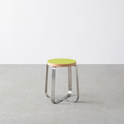 KanademonoのリノリウムSpring_green Round座面とステンレスのCross Plate脚を合わせたシンプルモダンなスツール