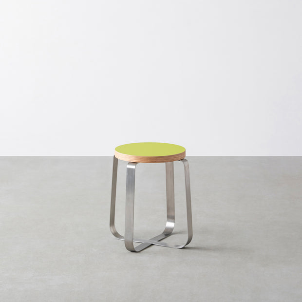 KanademonoのリノリウムSpring_green Round座面とステンレスのCross Plate脚を合わせたシンプルモダンなスツール