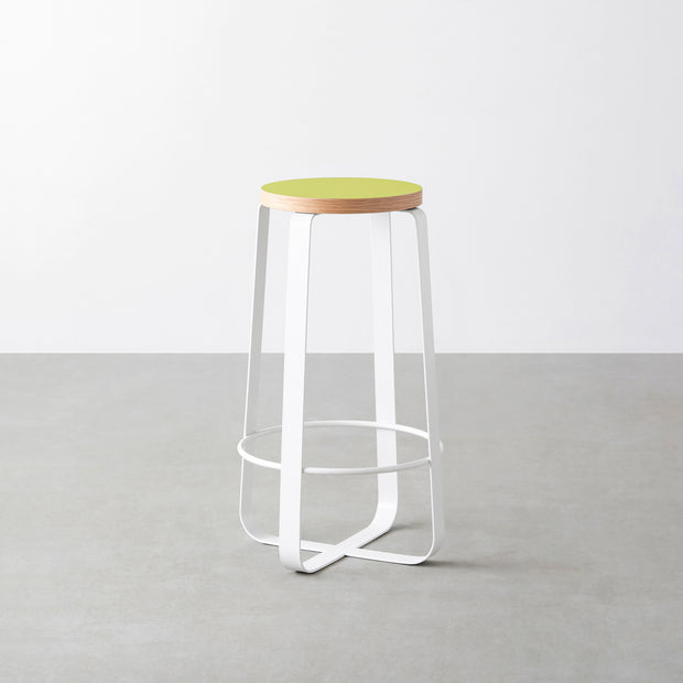 KanademonoのリノリウムSpring_green Round座面とホワイトのCross_Plate脚を合わせたシンプルモダンなHighスツール