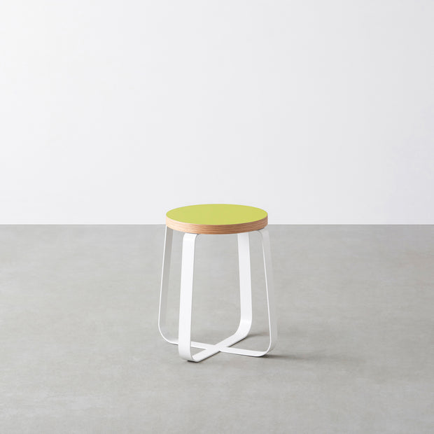 KanademonoのリノリウムSpring_green Round座面とホワイトのCross Plate脚を合わせたシンプルモダンなスツール