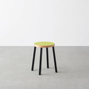 KanademonoのリノリウムSpring_green Round座面とブラックのSlant Bar脚を合わせたシンプルモダンなスツール