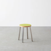 KanademonoのリノリウムSpring_green Round座面とステンレスのSlant Bar脚を合わせたシンプルモダンなスツール
