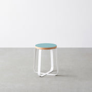 KanademonoのリノリウムAquavert Round座面とホワイトのCross Plate脚を合わせたシンプルモダンなスツール