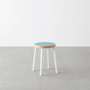 KanademonoのリノリウムAquavert Round座面とホワイトのSlant Bar脚を合わせたシンプルモダンなスツール