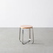 KanademonoのリノリウムPowder Round座面とステンレスのCross_Plate脚を合わせたシンプルモダンなスツール