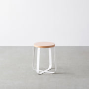 KanademonoのリノリウムPowder Round座面とホワイトのCross Plate脚を合わせたシンプルモダンなスツール