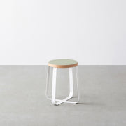 KanademonoのリノリウムPistachio Round座面とホワイトのCross Plate脚を合わせたシンプルモダンなスツール