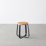 KanademonoのリノリウムClay Round座面とブラックのCross Plate脚を合わせたシンプルモダンなスツール