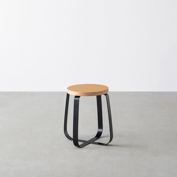 KanademonoのリノリウムClay Round座面とブラックのCross Plate脚を合わせたシンプルモダンなスツール