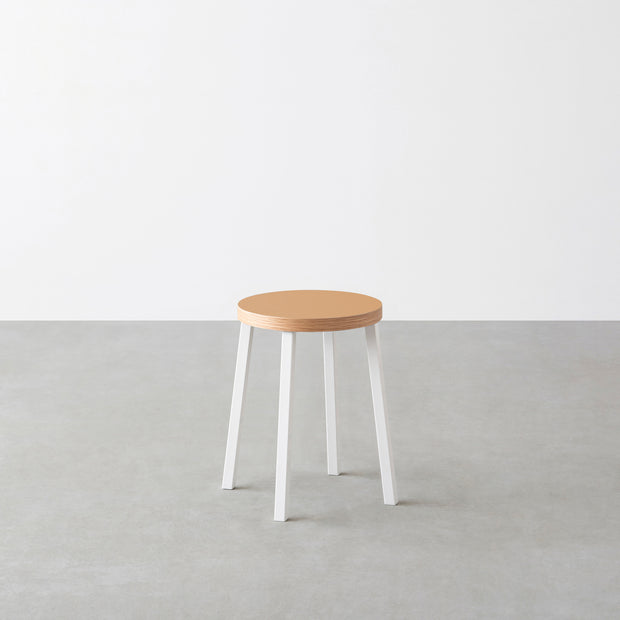 KanademonoのリノリウムClay  Round座面とホワイトのSlant Bar脚を合わせたシンプルモダンなスツール