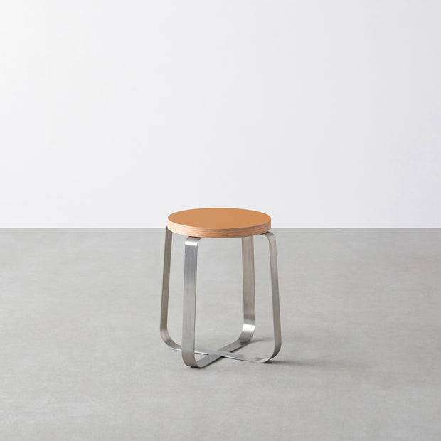 KanademonoのリノリウムLeather Round座面とステンレスのCross_Plate脚を合わせたシンプルモダンなスツール