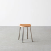 KanademonoのリノリウムLeather Round座面とステンレスのSlant_Bar脚を合わせたシンプルモダンなスツール