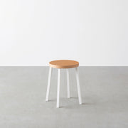 KanademonoのリノリウムLeather Squircle座面とホワイトのSlant Bar脚を合わせたシンプルモダンなスツール