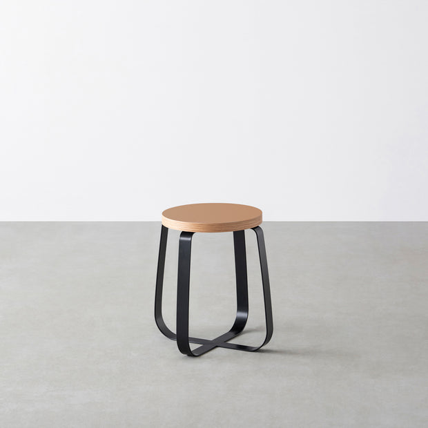 KanademonoのリノリウムWalnut Round座面とブラックのCross Plate脚を合わせたシンプルモダンなスツール
