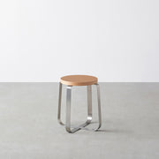 Kanademonoのリノリウムwalnut Round座面とステンレスのCross Plate脚を合わせたシンプルモダンなスツール