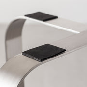 KANADEMONOのラバーウッド アッシュグレーRound座面とステンレスのCross Plate脚を合わせたシンプルモダンなハイスツール（脚裏面）