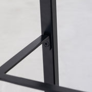 KANADEMONOのラバーウッド アッシュグレーRound座面とブラックのSlant Bar脚を合わせたシンプルモダンなハイスツール（脚内側）