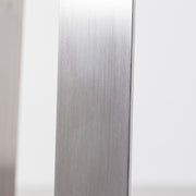KanademonoのリノリウムPebble Round座面とステンレスのCross Plate脚を合わせたシンプルモダンなスツール（脚側部）
