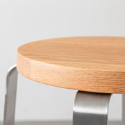KANADEMONOの無垢レッドオーク Round座面とステンレスのCross Plate脚を合わせたシンプルモダンなハイスツール（座面側面）