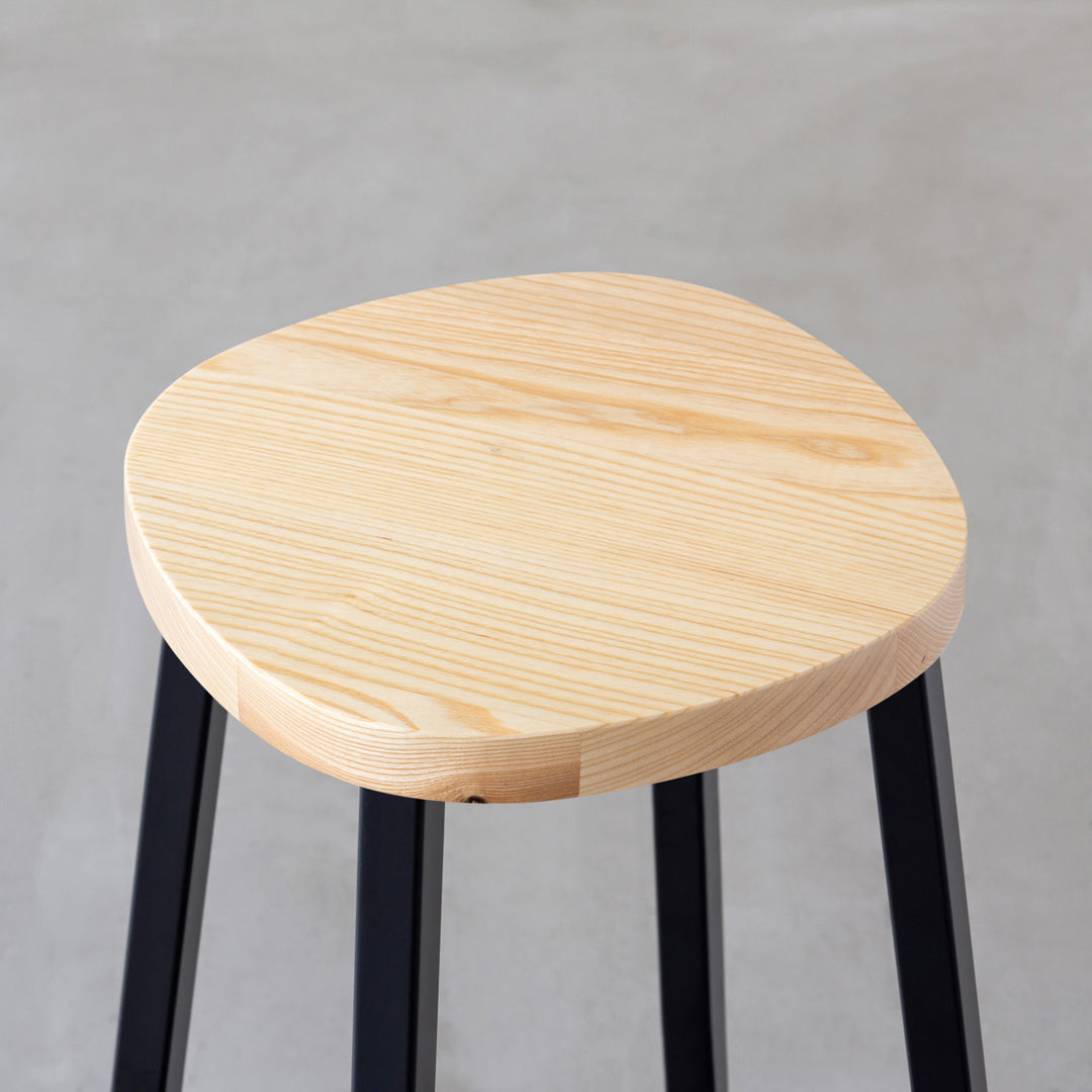 KANADEMONO ハイスツール　アッシュ無垢材 Elegant - Modern Ash High Stool Black – KANADEMONO