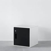 シンプルなブラックのスチール製ロッカーSサイズ