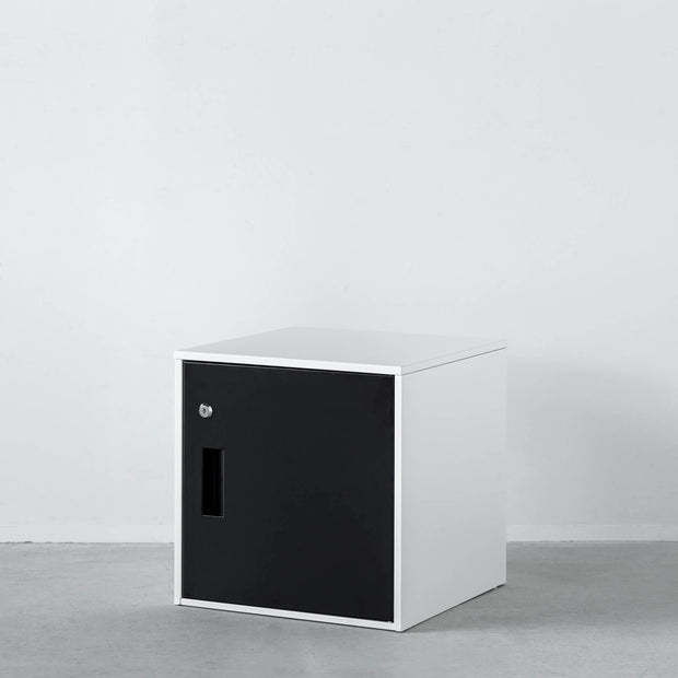 シンプルなブラックのスチール製ロッカーSサイズ