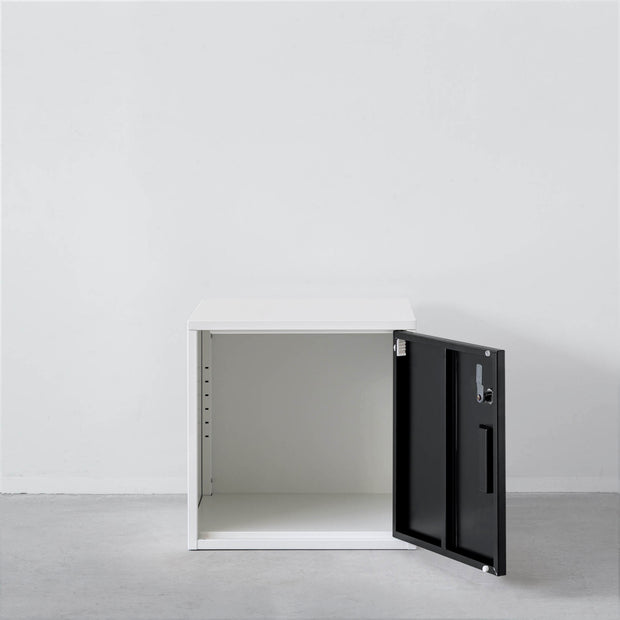 シンプルなブラックのスチール製ロッカーSサイズ