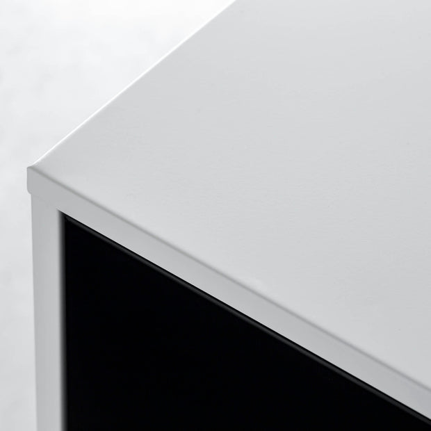 シンプルなブラックのスチール製ロッカーSサイズ