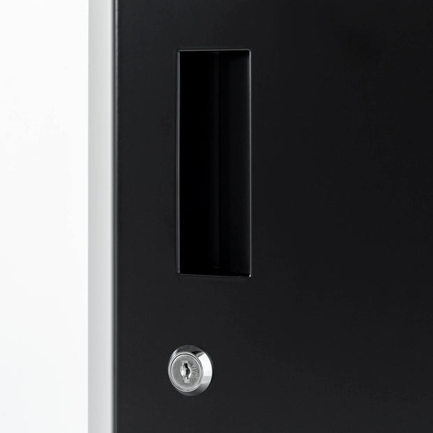 シンプルなブラックのスチール製ロッカーSサイズ