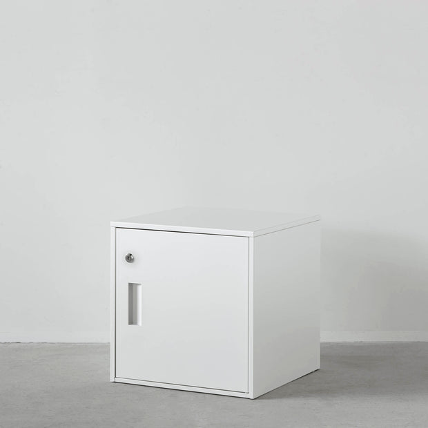 シンプルなホワイトのスチール製ロッカーSサイズ