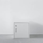 シンプルなホワイトのスチール製ロッカーSサイズ