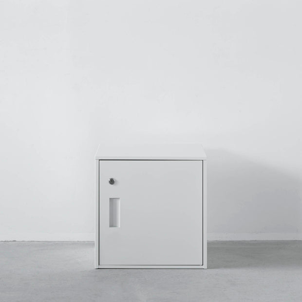 シンプルなホワイトのスチール製ロッカーSサイズ