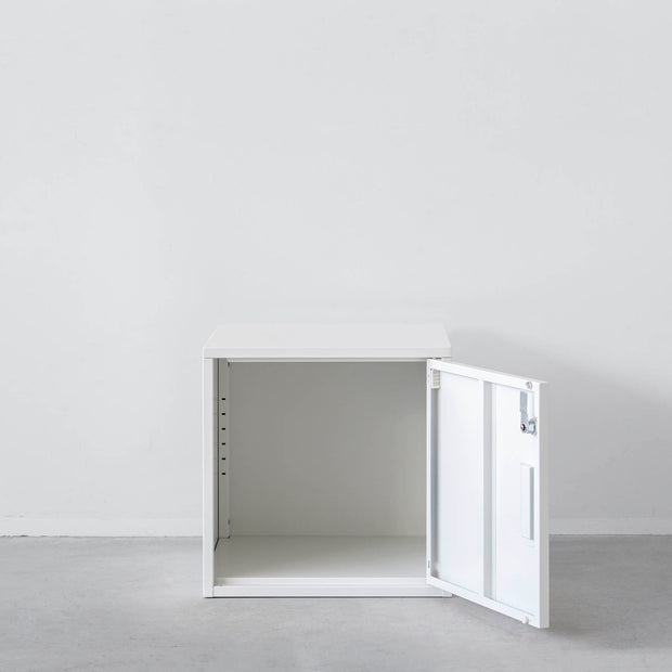 シンプルなホワイトのスチール製ロッカーSサイズ