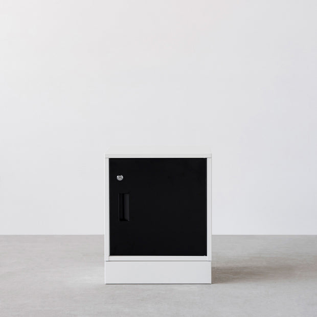 シンプルなブラックのスチール製ロッカーSサイズ