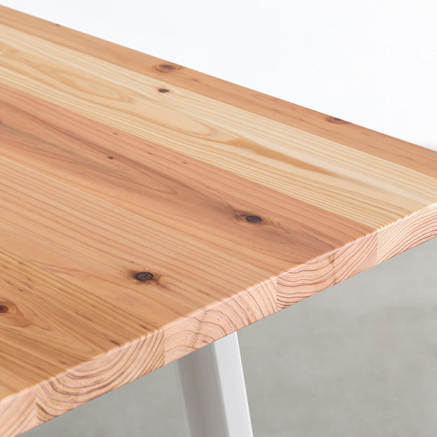 かなでものの無垢杉の天板にホワイトのスリムライン鉄脚を組み合わせたテーブル（天板）