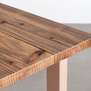 KANADEMONOのヴィンテージ加工した杉無垢材の天板とコーラルのカラースクエア脚を組み合わせたテーブル（天板角）