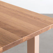 KANADEMONOのホワイトオーク無垢材の天板とコーラルのカラースクエア脚を組み合わせたテーブル（天板角）