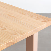 KANADEMONOのホワイトアッシュ無垢材の天板とコーラルのカラースクエア脚を組み合わせたテーブル（天板角）