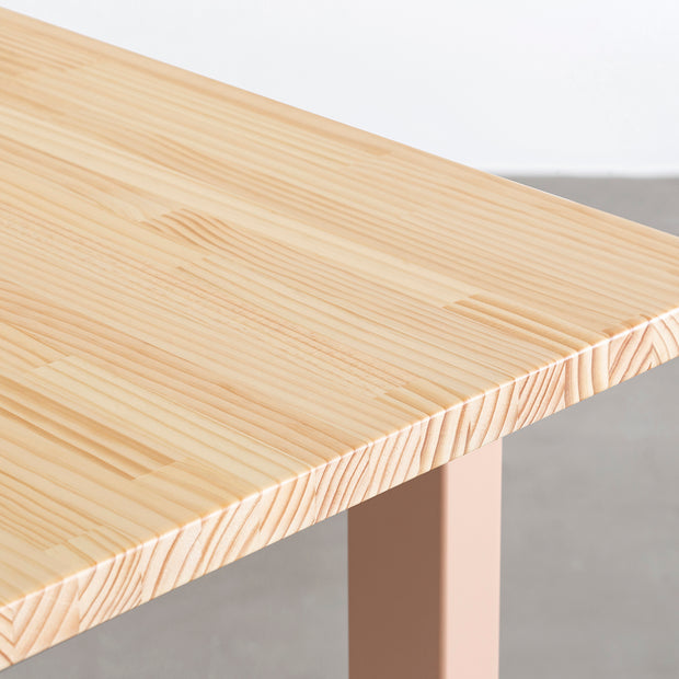 KANADEMONOのパイン材の天板とコーラルのカラースクエア脚を組み合わせたテーブル（天板角）