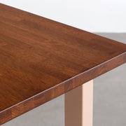 KANADEMONOのラバーウッド材ブラウンの天板とコーラルのカラースクエア脚を組み合わせたテーブル（天板角）
