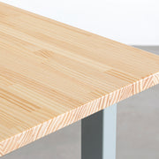 KANADEMONOのパイン材の天板とユーカリプタスのカラースクエア脚を組み合わせたテーブル（天板角）