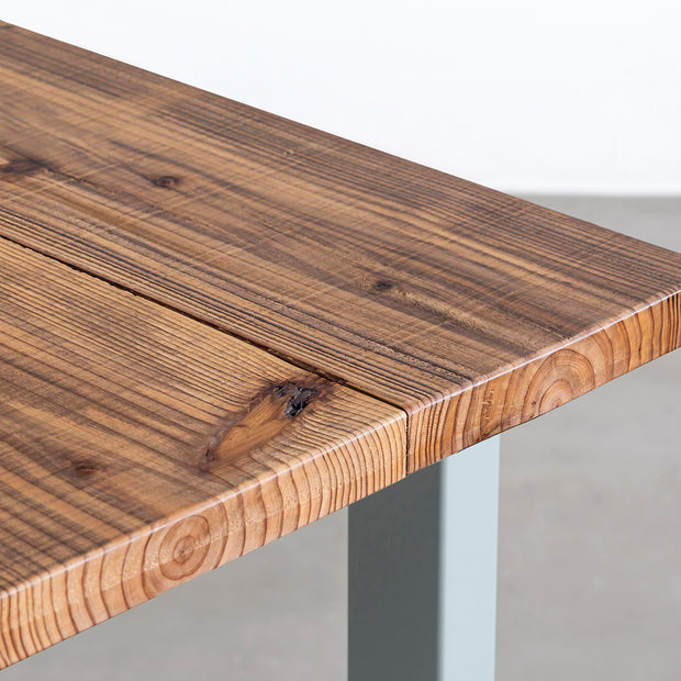 KANADEMONOのヴィンテージ加工した杉無垢材の天板とユーカリプタスのカラースクエア脚を組み合わせたテーブル（天板角）