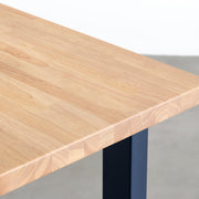 KANADEMONOのラバーウッド材アッシュグレーの天板とミネラルブルーのカラースクエア脚を組み合わせたテーブル（天板角）