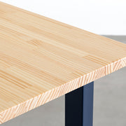 KANADEMONOのパイン材の天板とミネラルブルーのカラースクエア脚を組み合わせたテーブル（天板角）
