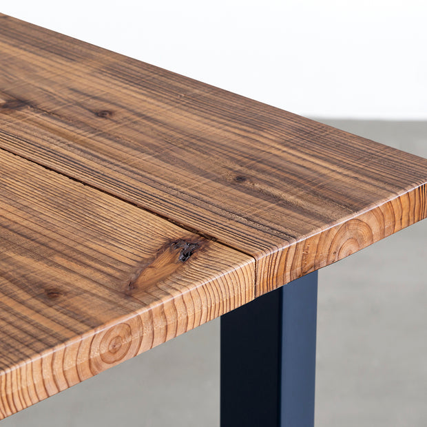 KANADEMONOのヴィンテージ加工した杉無垢材の天板とミネラルブルーのカラースクエア脚を組み合わせたテーブル（天板角）